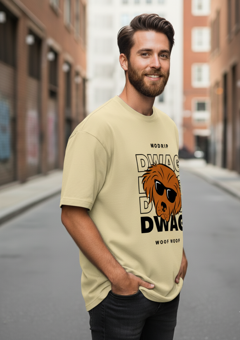 Man wearing a beige t-shirt with a graphic design on a city street
