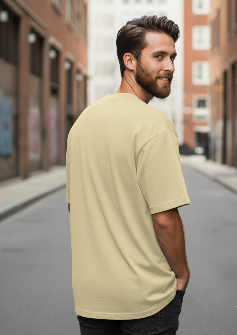 Man wearing a beige t-shirt on an urban street